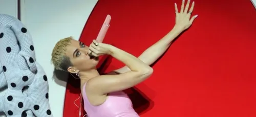 Katy Perry choque tout le monde en s'affichant avec un look à la...