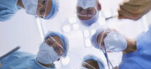 Après 15 de souffrance, un docteur lui retire un testicule....