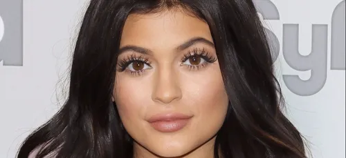 Robe sexy et pose provocante, Kylie Jenner met de nouveau le feu...