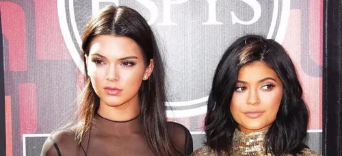 Kendall Jenner et sa soeur Kylie posent d'une manière très...