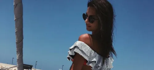 En string, Emily Ratajkowski fait de nouveau grimper la température...