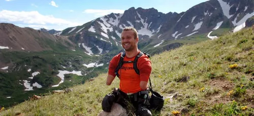 Sans bras, ni jambes, il réussi à grimper en haut du Kilimandjaro !