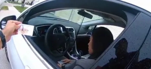 Des officiers arrêtent une femme parce qu'elle est noire avant de...