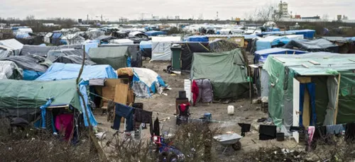 A Calais, les autorités françaises empoisonnent l'eau des migrants.