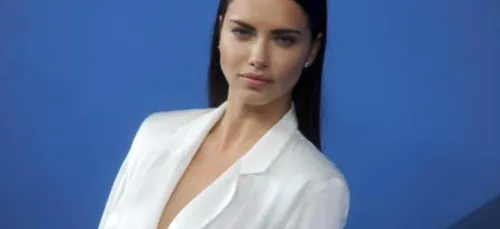 Adriana Lima signe son grand retour dans le monde de la lingerie...