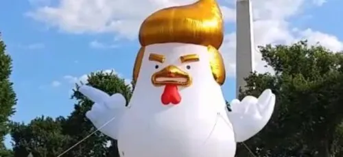 Un poulet géant à l'effigie de Donald Trump fait son apparition en...