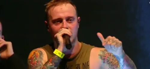 Un chanteur de métal stoppe un concert afin de dénoncer une...