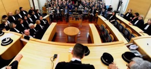 Une maman laisse ses enfants âgés de 8 et 12 ans seul pendant un...