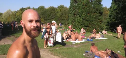 Paris : les naturistes remettent officiellement le bas !