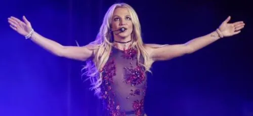 Une fois de plus, Britney Spears laisse échapper un téton en plein...