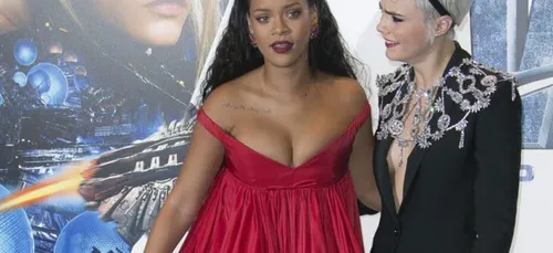Cara Delevingne qui louche sur les seins de Rihanna ? Découvrez...