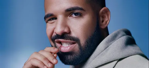 En plein concert, Drake interpelle un fan : "Je vais te défoncer !"