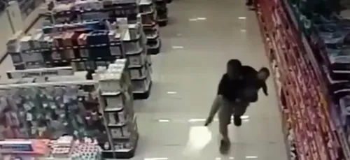En congés, un policier abat deux braqueurs... Avec son fils dans...