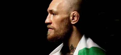 En soirée, Conor McGregor s'affiche avec plusieurs modèles en...