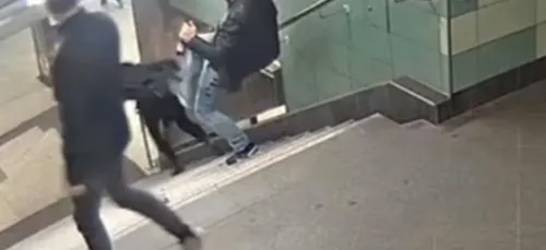 L'homme qui a brutalement poussé une femme dans les marches du...