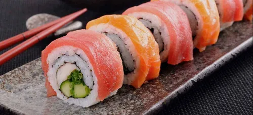 Il attrape un ver de 1.70m après avoir mangé trop de sushis !