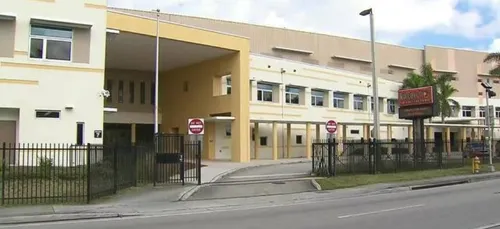 Une fille de 14 ans violée par trois garçons, dont un porteur du VIH.