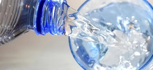 L'eau que nous buvons serait en fait infectée de plastique