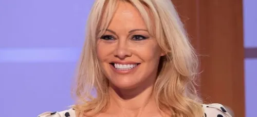 Pamela Anderson fête la victoire de la France, dans une tenus très...