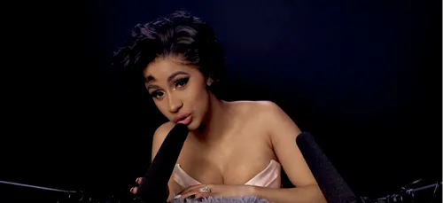 Cardi B s'essaie elle aussi à la vidéo ASMR ! (vidéo)