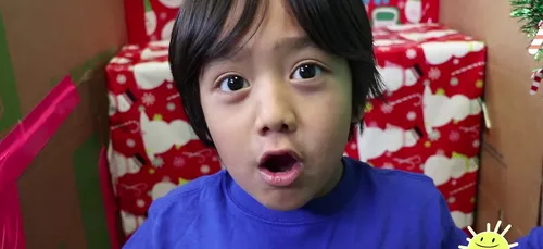 YouTube : à 7 ans, il se fait 22 millions de dollars par an !