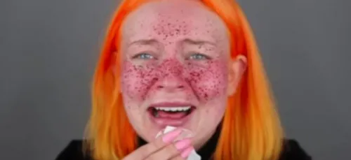 Une Youtubeuse se fait des taches de rousseur au henné avant que ça...