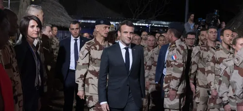 Un militaire s'évanouit devant Emmanuel Macron (vidéo)