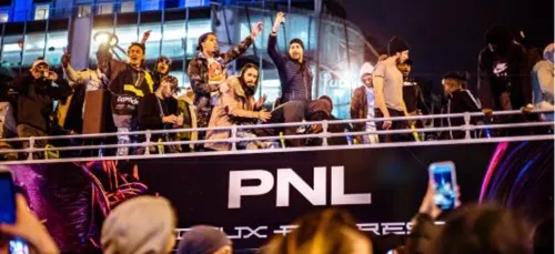 Sur les Champs, PNL parade en bus ! (Vidéo)