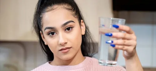 Cette jeune femme est allergique à l'eau !