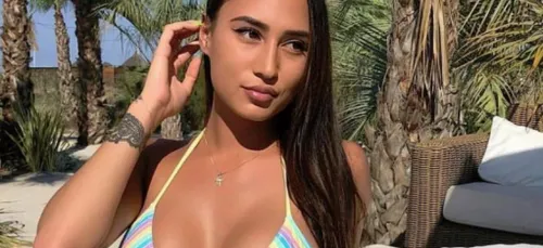 Astrid Nelsia : elle fait le buzz avec son maillot de bain mis à...