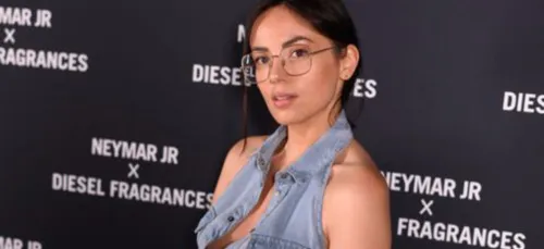 Agathe Auproux : son sein se fait la malle face à Neymar ! (Photo)