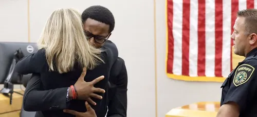 USA: il pardonne et enlace la meurtrière de son frère (Vidéo)