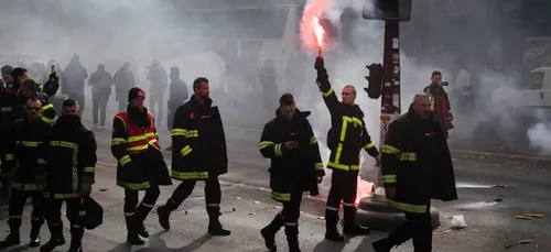 La vidéo d'un pompier attaqué par la police à une manifestation...