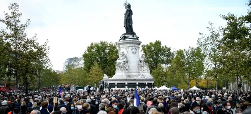 Des milliers de personnes rassemblées à Paris en hommage au...