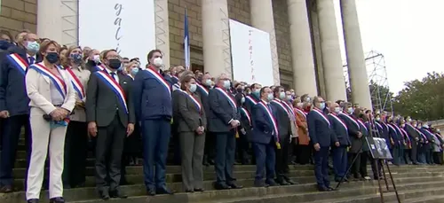 Samuel Paty : minute de silence des députés sur les marches de...