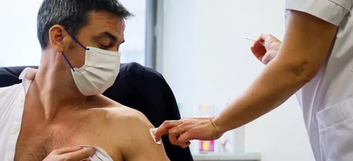 Vaccin anti-Covid : une première injection pour Olivier Véran