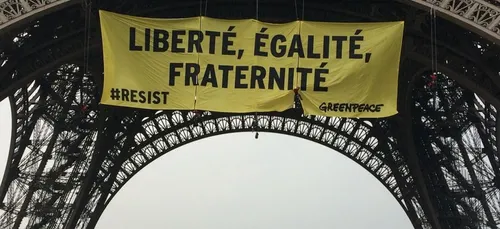 Des militants de Greenpeace contre le FN à la Tour Eiffel ! 