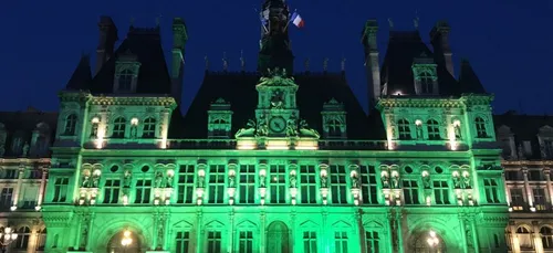 Face à Trump, la mairie de Paris passe au vert	