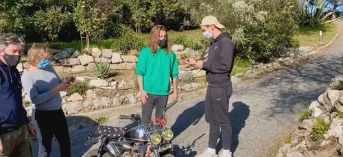 Tombola solidaire : quand Julien Doré remet par surprise sa...