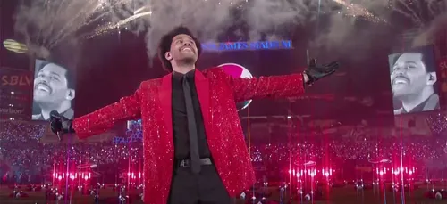 The Weeknd enflamme la scène du Super Bowl (vidéo)