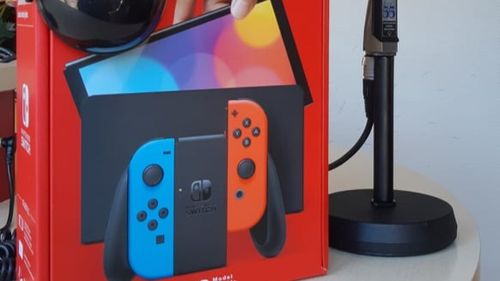 Nintendo Switch OLED avec manettes Joy-Con bleu néon / rouge néon à...