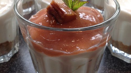 Verrines rhubarbe-fraises à la crème de mascarpone