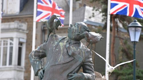 Funérailles Elizabeth II : la mesure des drapeaux en berne divise