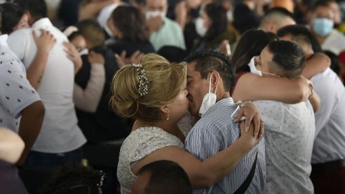 Mexico : 660 couples se marient lors d'une grande cérémonie...