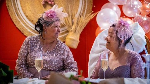 Après 47 années d'amour caché, deux résidentes d'un Ehpad se marient à l'âge de 72 ans (vidéo)