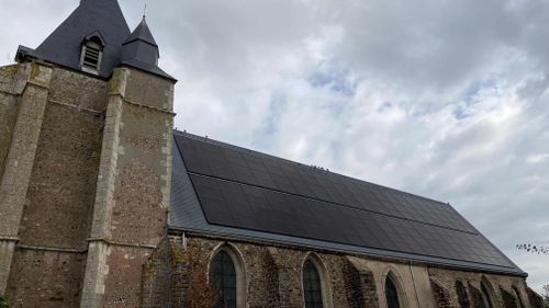 A Fruncé, des panneaux solaires sur le toit de l’église