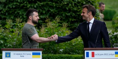 Emmanuel Macron à Kiev : pour un statut de candidat "immédiat" à...