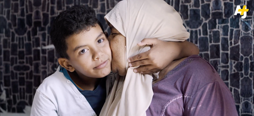 (Vidéo) Rafik, 9 ans, consacre sa vie à s'occuper de sa mère malade