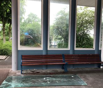 Une vitre de la gare routière s'écroule sur une jeune fille de 16 ans