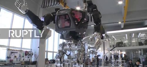 Le premier robot géant fait son apparition en Corée ! (Vidéo)